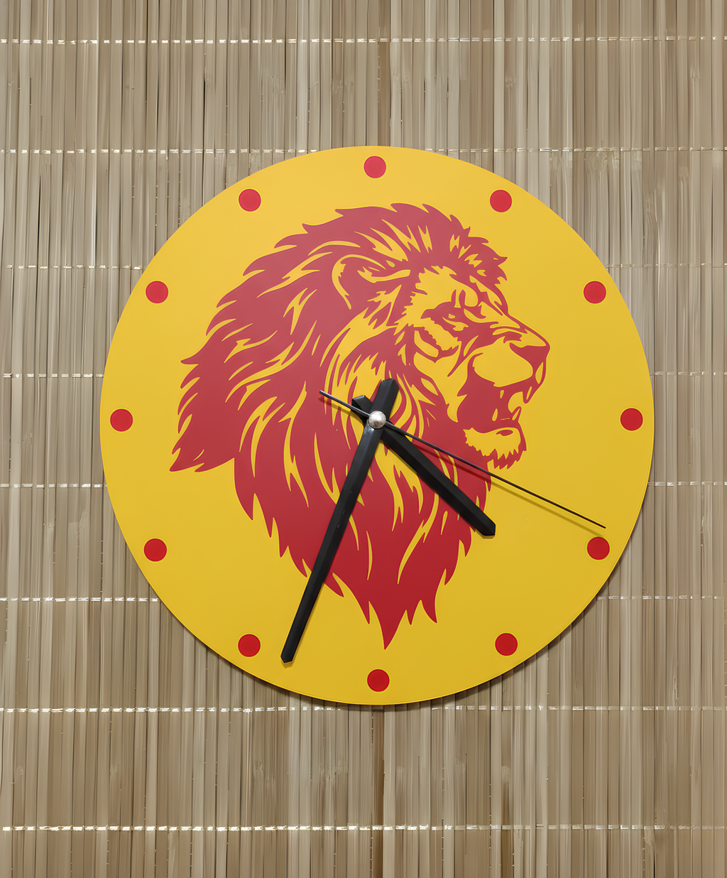 Aslan Motifli Duvar Saati - Sarı & Kırmızı | Ormanın Kralı Lüks 3D Baskı Tasarımı
