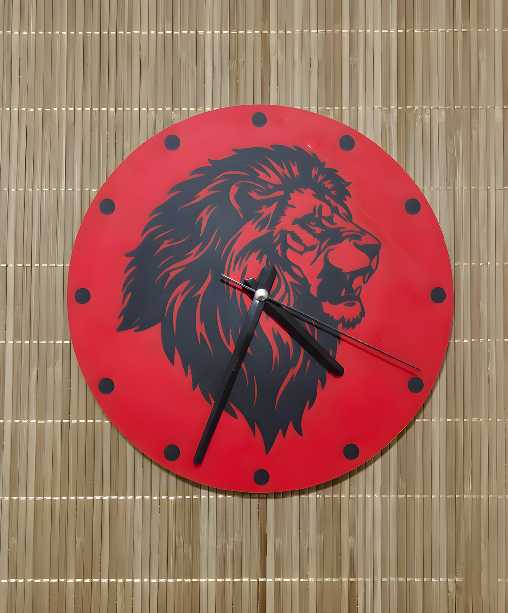 Aslan Motifli Duvar Saati - Kırmızı & Siyah | Ormanın Kralı Lüks 3D Baskı Tasarımı